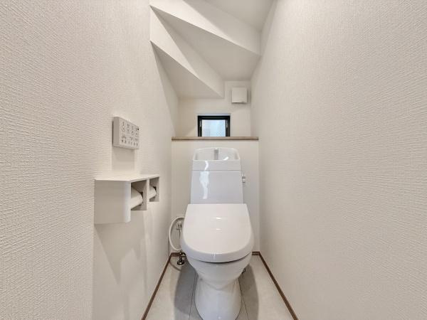 【トイレ】 | 節水型でエコなトイレには、今では当たり前のウォシュレット付き。便座を温める機能付き！