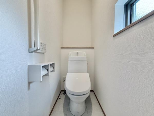 【トイレ】 | 窓があるので、換気しやすく匂いもこもりません♪暗くなりがちなトイレも明るいですよ♪