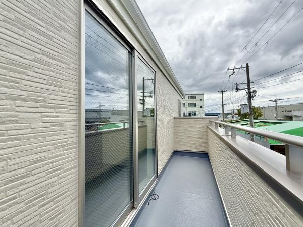 【バルコニー】 | 太陽の光と爽やかな風を受けたお洗濯物はあっという間に乾き、取りこむ時には太陽の匂いを感じられそうですね♪