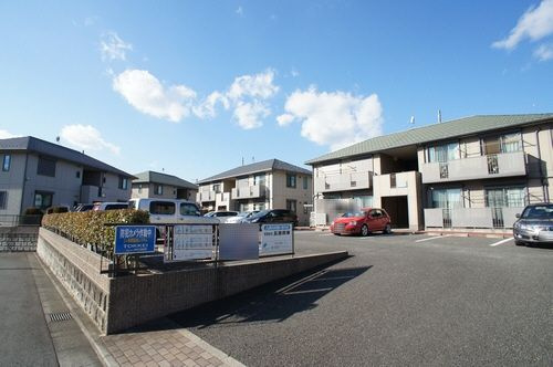 メイプルタウン二番館 の駐車場