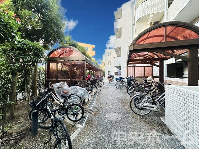 セントエルモお花茶屋の駐輪場|【自転車置き場】最新の空き状況や費用などの詳細は担当スタッフまでお問い合わせください。