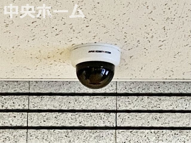 エンゼルハイム東大島第2の防犯設備|【防犯カメラ】何かあった時の大事な証拠になることももちろんなりますが、防犯というくらいですので大事なのは防犯カメラがあることによって抑止力につながることですよね。