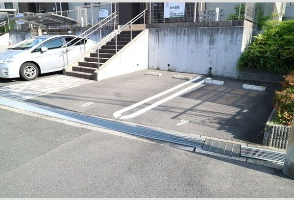 妙見坂メゾネットの駐車場