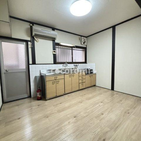 金田町3丁目戸建の居間・リビング