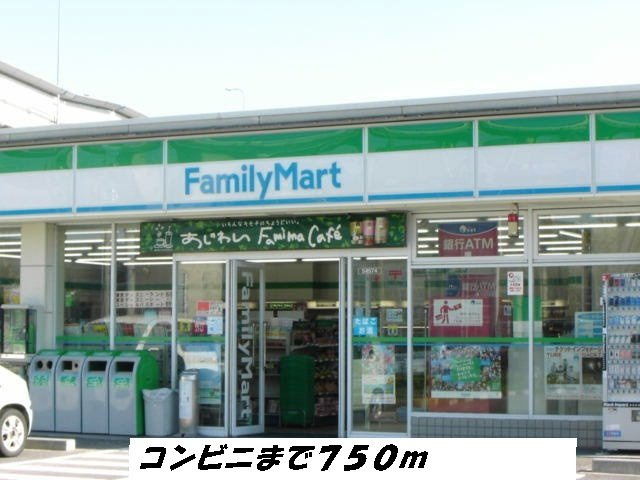 ジェットプレイスの周辺|ファミリーマートまで750m