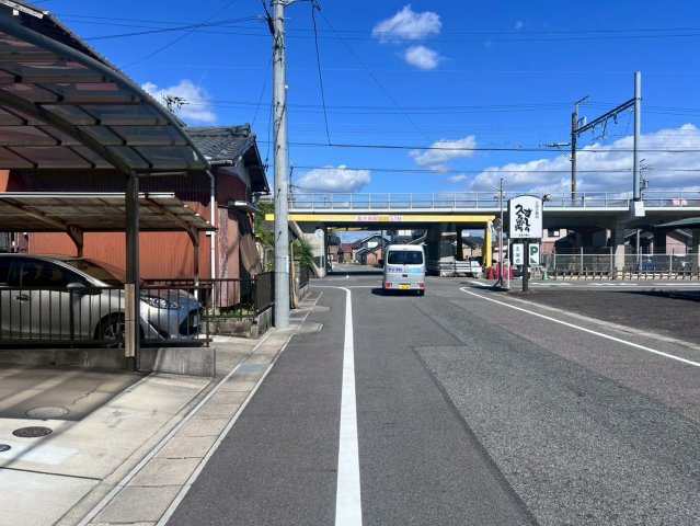 豊田市上郷町２丁目　売地の前面道路含む現地写真|前面道路の幅員は広く駐車もスムーズに行えます！