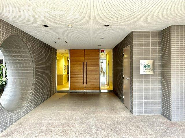 グランハイム町屋のエントランス|【エントランス】マンションのエントランスは、その物件の印象を決める、顔とも言える場所です。毎日通る場所ですからきれいなのが一番です。エントランス内はオートロックですので暮らしの安全も確保されています。