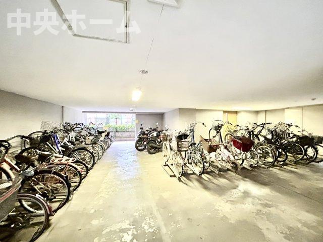 グランハイム町屋の駐輪場|【自転車置き場】最新の空き状況や費用などの詳細は担当スタッフまでお問い合わせください。