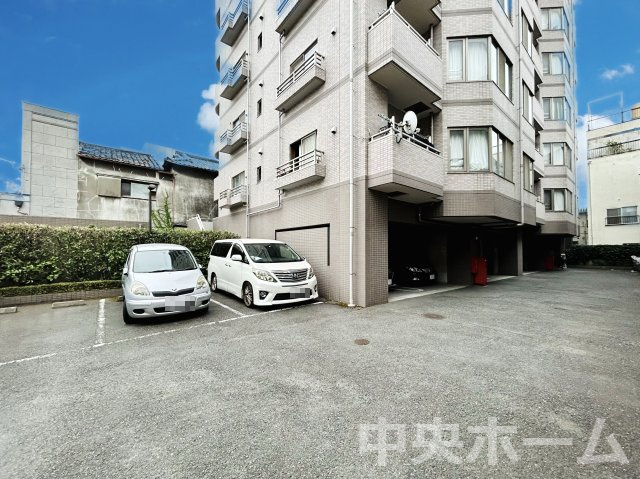 グランハイム町屋の駐車場|【敷地内駐車場】最新の空き状況や費用などの詳細は担当スタッフまでお問い合わせください。