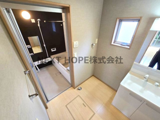 【独立洗面台】 | 宝塚市山本丸橋３丁目中古戸建 | 洗面化粧台はシャワー水栓で使い勝手も良いです！！洗面台横には洗濯機置き場もございます！！
