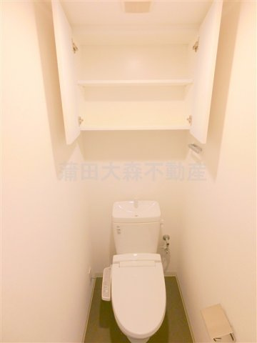 レジディア池上Ⅱのトイレ|吊戸棚と温水洗浄便座付きのトイレ