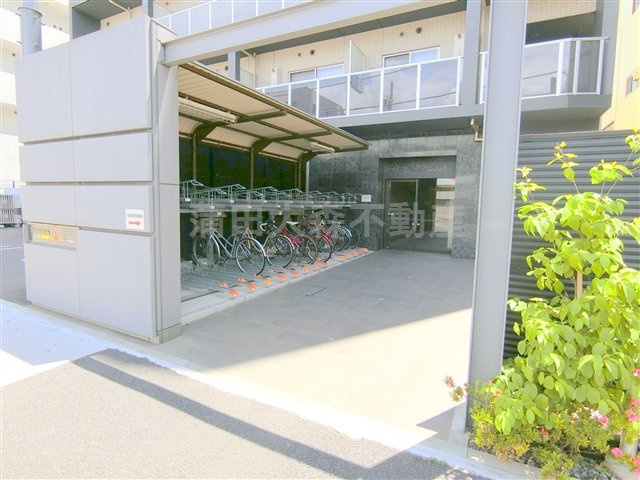 レジディア池上Ⅱのその他共用部分|屋根付きラック式の駐輪場