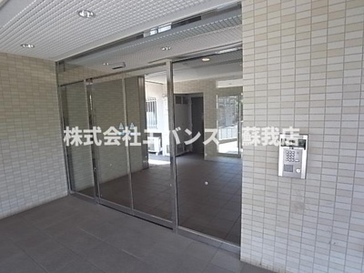 【エントランス】 | シャトーイノハナ | 清潔なエントランスです
