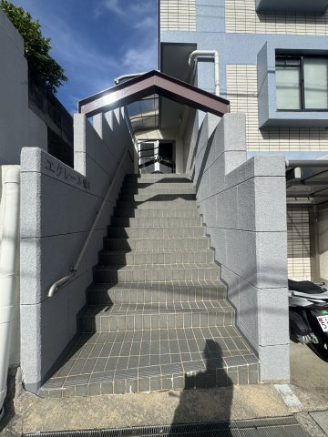 エクレール鶯町のエントランス