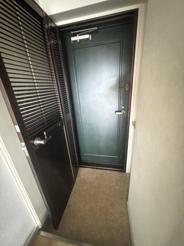 エクレール鶯町の玄関
