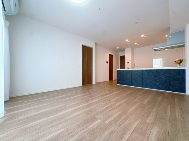 【居間・リビング】 | ファーネスト大橋東レジデンス☆仲介手数料無料☆ | カウンターキッチンのリビング側には、収納力たっぷりの扉付き収納棚を設置。内部は棚になっており、本や小物、日用品など散らかりやすいものもすっきり整理整頓できます。