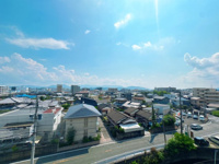 【展望】 | ファーネスト大橋東レジデンス☆仲介手数料無料☆ | 住宅街から都市の街並みまで見渡せる、見晴らしの良い眺望。遠くに連なる山々と大きく広がる空を望み、視界が開けた開放感と心地よさを感じられる景色です。
