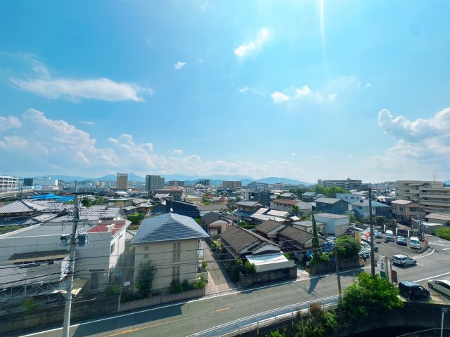 【展望】 | ファーネスト大橋東レジデンス☆仲介手数料無料☆ | 住宅街から都市の街並みまで見渡せる、見晴らしの良い眺望。遠くに連なる山々と大きく広がる空を望み、視界が開けた開放感と心地よさを感じられる景色です。