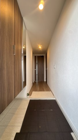 【玄関】 | ファーネスト大橋東レジデンス☆仲介手数料無料☆ | 落ち着いた濃いブラウンの建具が美しく映える、玄関からリビングへ続く廊下。ダウンライトの明るさに加え、ガラス面から自然光が差し込み、温かみのある雰囲気を演出します。