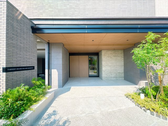 【エントランス】 | ファーネスト大橋東レジデンス☆仲介手数料無料☆ | 新しさと洗練を感じる美しい外観が魅力。オートロックを備えたエントランスの脇には植栽がきれいに整えられ、住まいへのアプローチを華やかに彩る、心地よい空間を演出しています。
