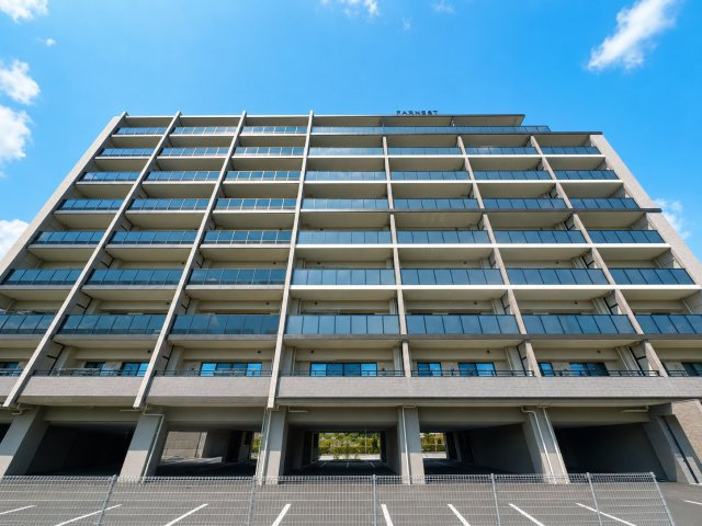 【外観】 | ファーネスト大橋東レジデンス☆仲介手数料無料☆ | 平置き駐車場を完備したマンション。お車をお持ちの方にもおすすめで、通勤や買い物、休日のお出かけにも便利なカーライフをサポートします。