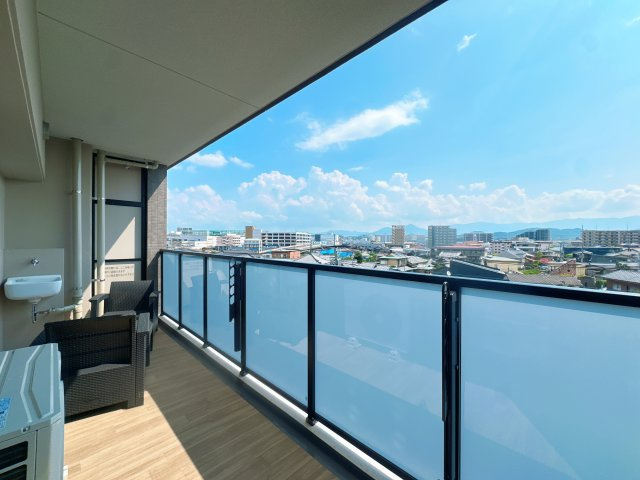 【バルコニー】 | ファーネスト大橋東レジデンス☆仲介手数料無料☆ | 視界が大きく開けた、眺望良好な5階バルコニー。街並みを見渡し、遠くには山々も望める気持ちの良い景色が魅力。スロップシンクもあり、バルコニーのお手入れにも重宝します。