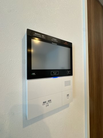 【防犯設備】 | ファーネスト大橋東レジデンス☆仲介手数料無料☆ | テレビモニター付きインターホンで、来訪者を室内からしっかり確認。突然の来客にも落ち着いて対応でき、防犯面にも配慮された安心の設備です。