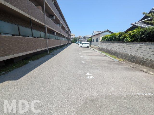 メゾンロワイヤルの駐車場