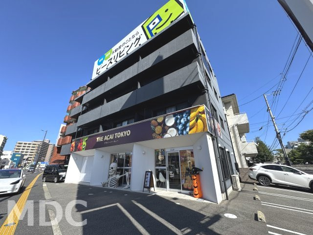 ピーススクエア常三島の駐車場
