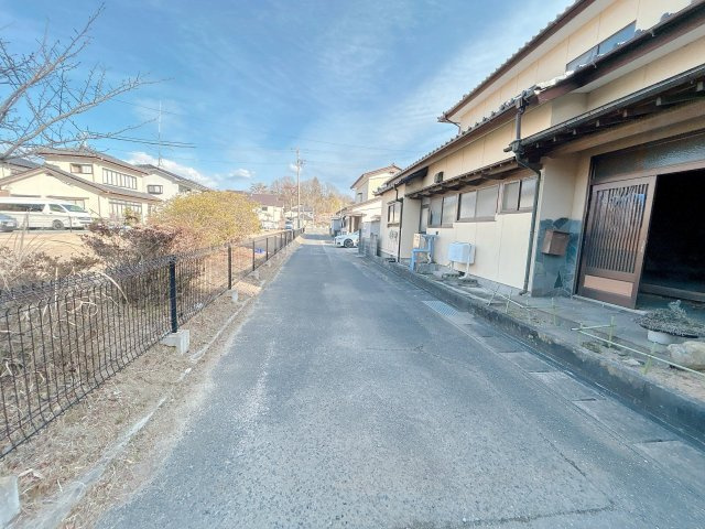 いわき市四倉町鬼越中古住宅 4LDK 陽当たり良好 三面角地！ 不動産プラスの前面道路含む現地写真|【前面道路】北側前面道路の写真です。幅員約3.9ｍの公道です。おうちの目の前が公園になっているので開けていて圧迫感を感じません。駐車場へはこちらの道路からの出入りとなります。