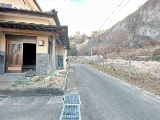 いわき市四倉町鬼越中古住宅 4LDK 陽当たり良好 三面角地！ 不動産プラスの前面道路含む現地写真|【前面道路】北西側からの写真です。西側道路も幅員約3.9ｍの公道です。3方道路に加え東側も駐車場なので、近隣のおうちとは距離がありゆとりをもって生活できますね。