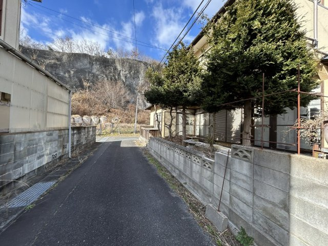 いわき市四倉町鬼越中古住宅 4LDK 陽当たり良好 三面角地！ 不動産プラスの前面道路含む現地写真|【前面道路】南側道路の写真です。幅員約3.64ｍの公道です。南側も道路を挟むことで隣地と距離があるので、太陽光が入りやすいおうちになっています。