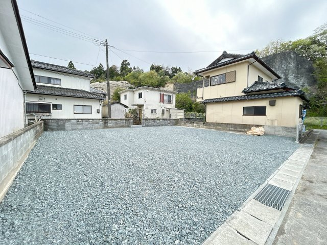 いわき市四倉町鬼越中古住宅 4LDK 陽当たり良好 三面角地！ 不動産プラスの駐車場|【リフォーム中】駐車場の写真です。駐車場部分だけで約45坪ありますので、ガレージを建てたい方や倉庫を建てたい方など様々なご要望を叶えられるおうちです。物置や間口のブロック塀を一部解体します。
