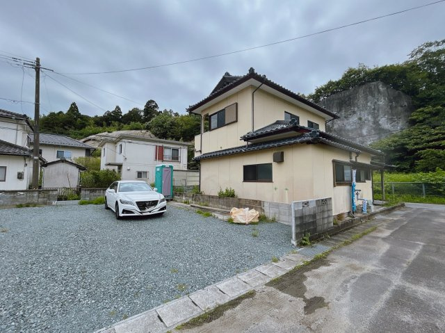いわき市四倉町鬼越中古住宅 4LDK 陽当たり良好 三面角地！ 不動産プラスの駐車場|【リフォーム中】駐車場の写真です。駐車場部分だけで約45坪ありますので、ガレージを建てたい方や倉庫を建てたい方など様々なご要望を叶えられるおうちです。物置や間口のブロック塀を一部解体します。