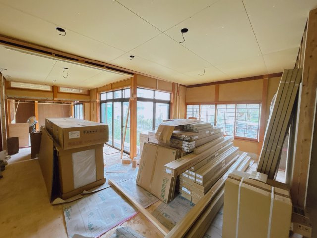 いわき市四倉町鬼越中古住宅 4LDK 陽当たり良好 三面角地！ 不動産プラスのその他|【リフォーム中】約10帖の和室の写真です。玄関を入った正面に位置しており、天井も高く広々としています。約20.5帖のLDKに生まれ変わります。