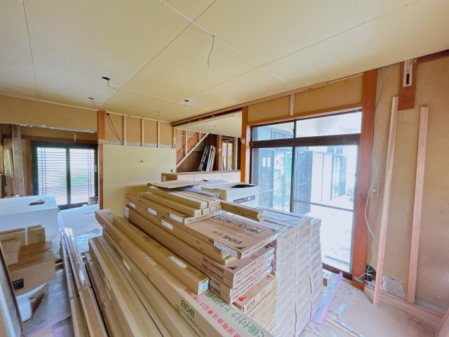いわき市四倉町鬼越中古住宅 4LDK 陽当たり良好 三面角地！ 不動産プラスの洋室|【リフォーム中】LDKになるお部屋の別角度写真です。南面と東面に窓があるので太陽光が入り明るいお部屋です。フローリングを張り、天井・壁のクロス張替え、照明交換、建具の交換を行います。
