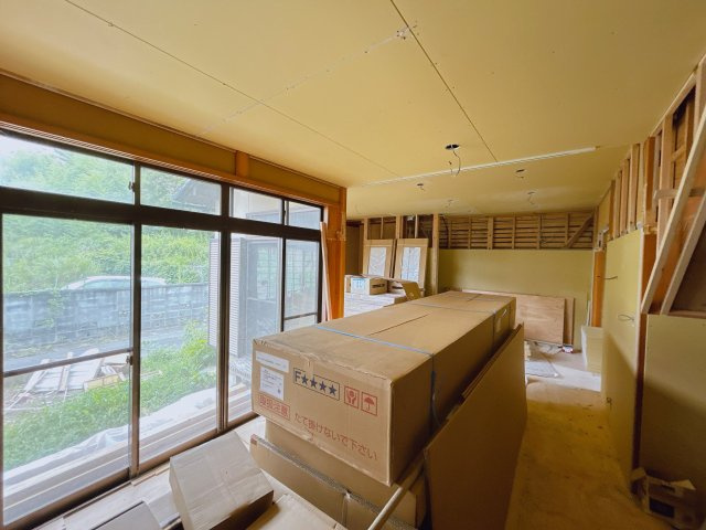 いわき市四倉町鬼越中古住宅 4LDK 陽当たり良好 三面角地！ 不動産プラスの洋室|【リフォーム中】1階東側のお部屋の写真です。約6帖の広さでこちらも南側に窓があり太陽光が入ります。洋室へリフォームし、押入れはクローゼットに変更します。