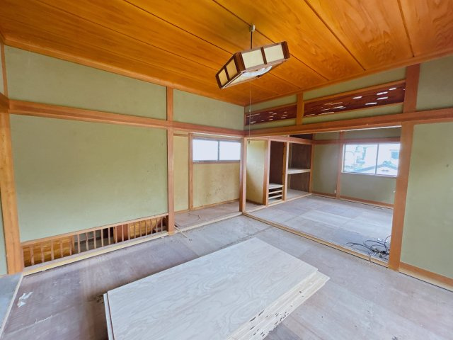 いわき市四倉町鬼越中古住宅 4LDK 陽当たり良好 三面角地！ 不動産プラスの洋室|【リフォーム中】2階西側8帖のお部屋です。9帖の洋室に1帖分のクローゼットを設置します。タンスを置いたり、本棚を置いたりなどしても余裕のある広さです。

