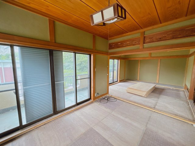 いわき市四倉町鬼越中古住宅 4LDK 陽当たり良好 三面角地！ 不動産プラスの洋室|【リフォーム中】2階東側居室の写真です。フローリング張替え、クロス張替え、照明交換を行い、6帖の洋室になります。1.5帖分の収納もあります。南面と東面に窓があるので太陽光が入り明るいお部屋です。