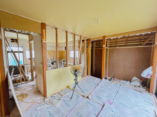 いわき市四倉町鬼越中古住宅 4LDK 陽当たり良好 三面角地！ 不動産プラスの洋室|【リフォーム中】1階東側の和室です。こちらは約6帖の洋室にリフォームいたします。フローリング張替え、クロス張替え、照明交換、クローゼット設置いたします。南側に面した明るいお部屋です。