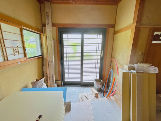 いわき市四倉町鬼越中古住宅 4LDK 陽当たり良好 三面角地！ 不動産プラスの玄関|【リフォーム中】玄関内部の写真です。廊下への間口が1間以上あり玄関ホールも広々としています。タイル部分は長尺シートを張り、シューズボックス交換、フローリング張替えを行います。