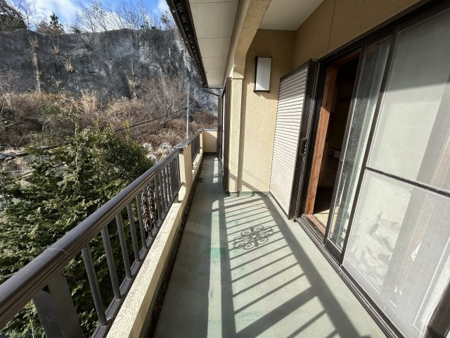 いわき市四倉町鬼越中古住宅 4LDK 陽当たり良好 三面角地！ 不動産プラスのバルコニー|【リフォーム中】ベランダの写真です。南側に面しており日当たりが良いのでお洗濯ものもよく乾きそうです。晴れた日にはお布団を干すと気持ちよさそうですね。点検と防水塗装を行います。