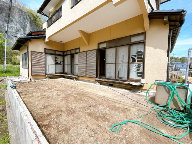 いわき市四倉町鬼越中古住宅 4LDK 陽当たり良好 三面角地！ 不動産プラスの庭|【リフォーム中】お庭の写真です。南側にあるので濡れ縁に座って日向ぼっこをするのも気持ちよさそうです。お庭は整地しました。自分好みのお庭を作るのも楽しそうですね。
