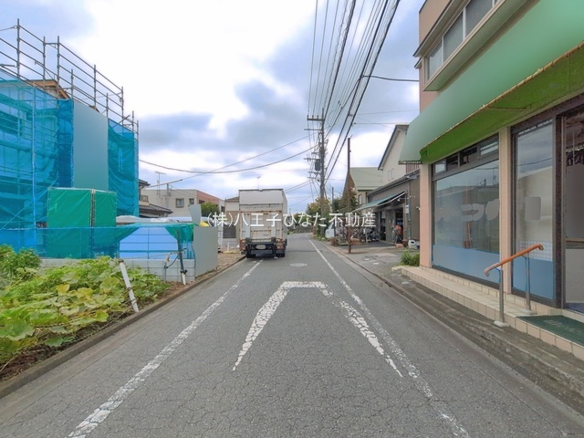『八王子市新築戸建て』八王子市川口町2589-1【仲介手数料無料】　０３期の前面道路含む現地写真|～仲介手数料無料☆八王子ひなた不動産～八王子市川口町　新築戸建て