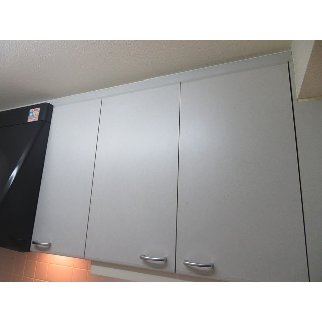 服部ビルのキッチン|上収納