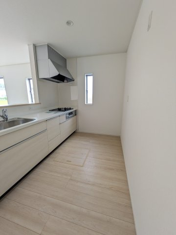 いわき市小名浜住吉　小名浜三小　 ご案内も即日ご対応可能☆のキッチン|◆キッチンの写真です◆　目の前にリビングが広がる対面キッチンを採用、キッチンからリビング全体を見渡せる子育て中のご家族にも嬉しい造りです！キッチンでお料理をお楽しみください♪
