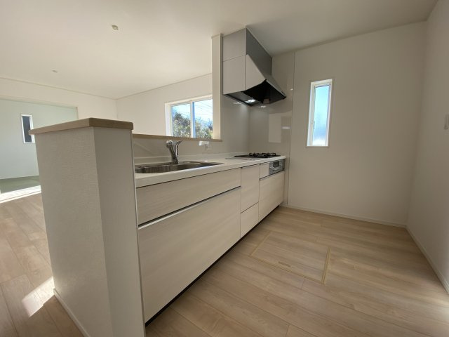 【いわき市好間町上好間第5／全3棟　3号棟】　◆子供が学校に上がる前にマイホームが欲しいあなたへ♪のキッチン|同施工　■□■キッチンの写真です■□■　家族団らんの時間が増えそうなリビングですね。