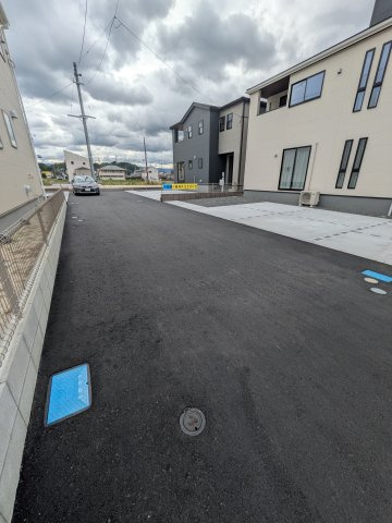 ☆新築デザイナーズ分譲　【いわき市平南白土　全６棟】　1号棟の前面道路含む現地写真|前面道路含む現地写真です