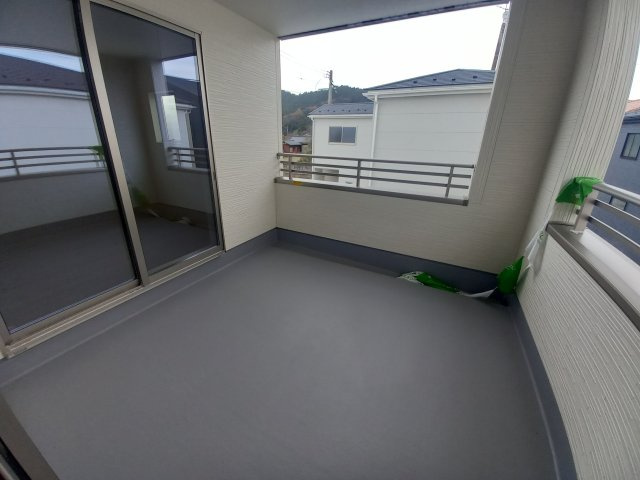 【平下平窪3期／全3棟　2号棟】平第四小・第一中　長期優良住宅のバルコニー|同施工◆バルコニーの写真です◆　
洗濯物から布団まで一度にたくさん干せて便利です♪
眺めのよいバルコニーで、あなただけのリラックスタイムを☆

