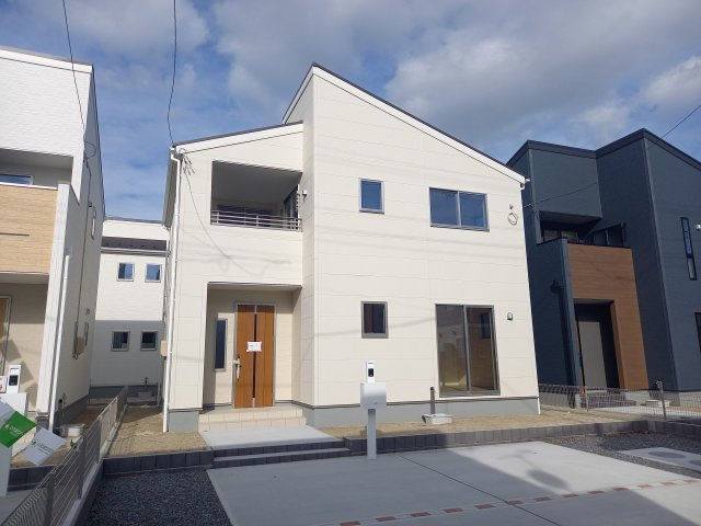 【平下平窪3期／全3棟　2号棟】平第四小・第一中　長期優良住宅の前面道路含む現地写真|同施工◆外観の写真です◆　
＼楽しみが広がる憧れのマイホーム (^^♪／
子供部屋や主寝室などお部屋の使い分けができ、ファミリー層が暮らしやすい4LDKです！

